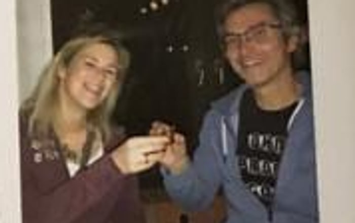 Oktoberfest-Claudia stößt mit Mark Daniel an
